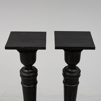 PIEDESTALER, ett par, sent 1800-tal.