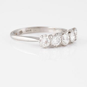 RING, platina med briljantslipade diamanter 0.93 ct, kattfotstämplad. Vikt 3,4 gram.