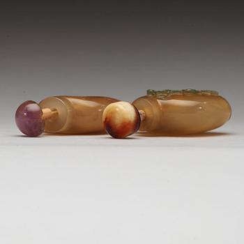 Two agath snuff bottles, Qing dynasty,, 19th century.