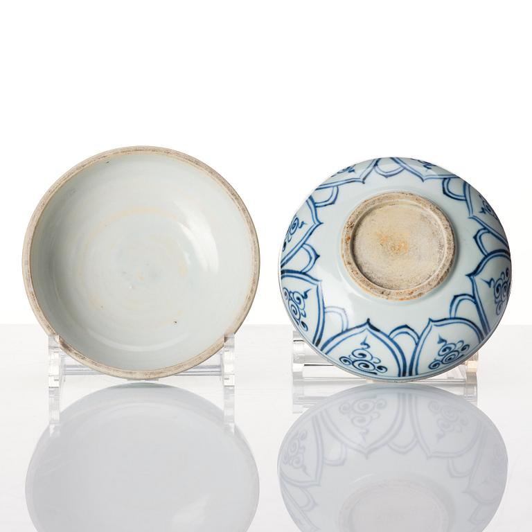 A blue and white ming style box with cover, Qing dynasty, Yongzheng (1723-35).