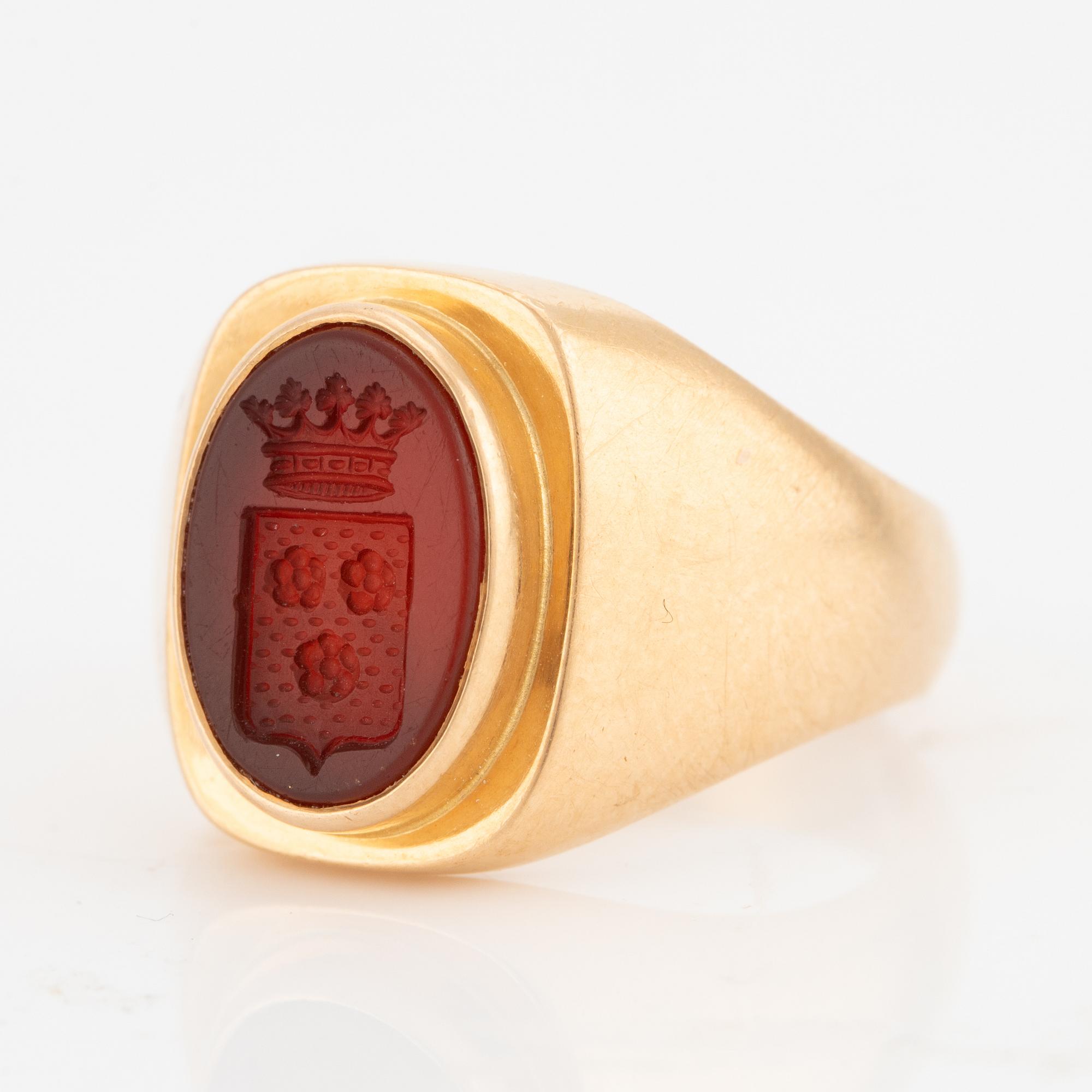 Vapenring, 18k guld och skuren karneol, för grevliga ätten von Rosen (nr. 85).