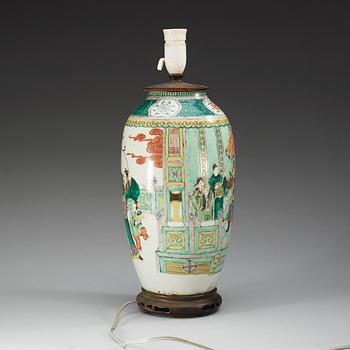 VAS/LAMPFOT, porslin. Qing dynastin, 1800-tal.