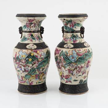 A pair of vases, late Qing dynasty, around 1900.