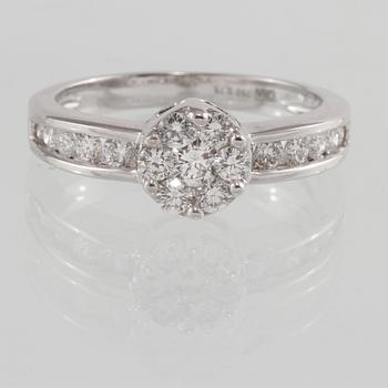 RING, 18k vitguld med briljantslipade diamanter 0.75 ct, Iduna, Varberg. Vikt 4,8 g.