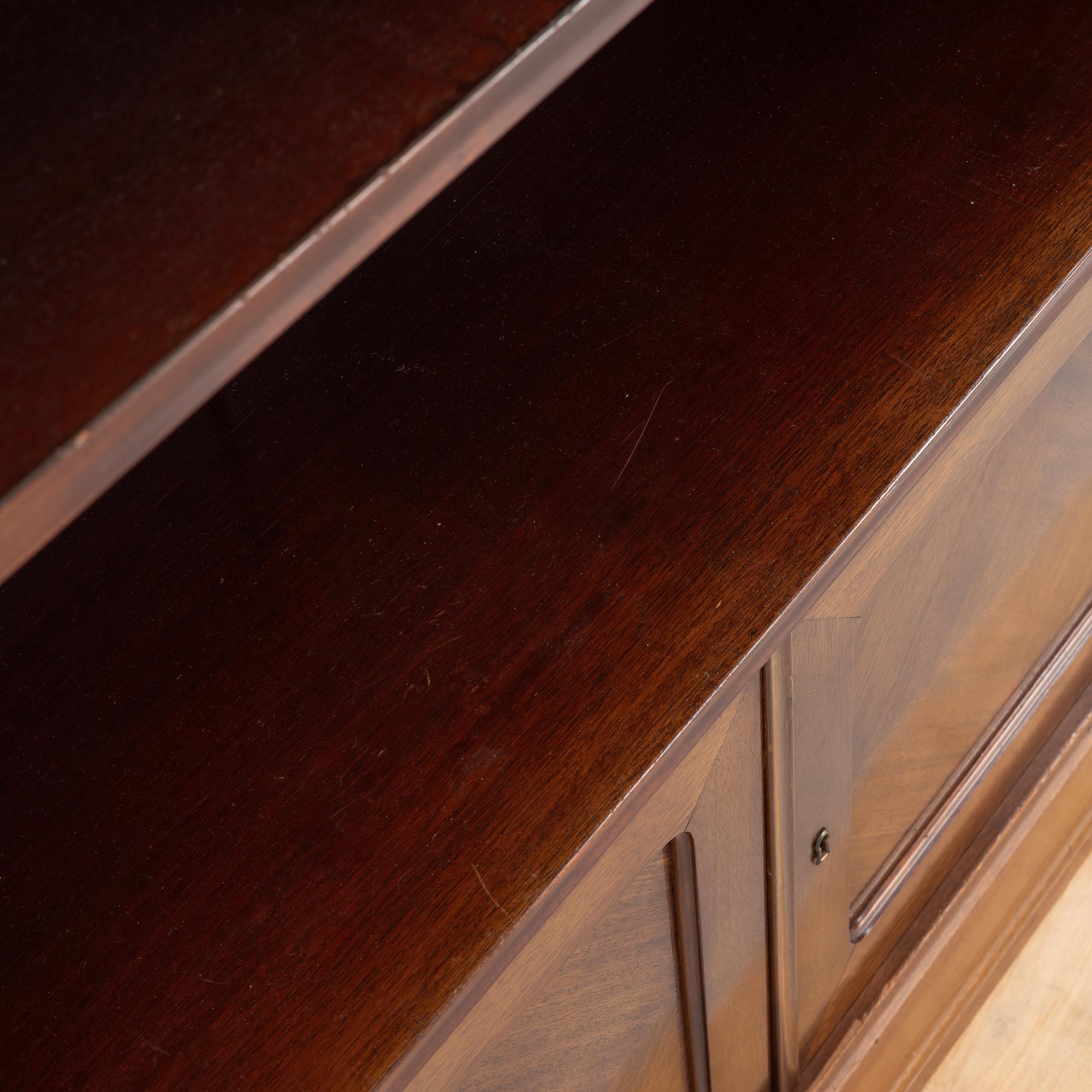 A mahogany bookcase with cabinet, 20th Century.