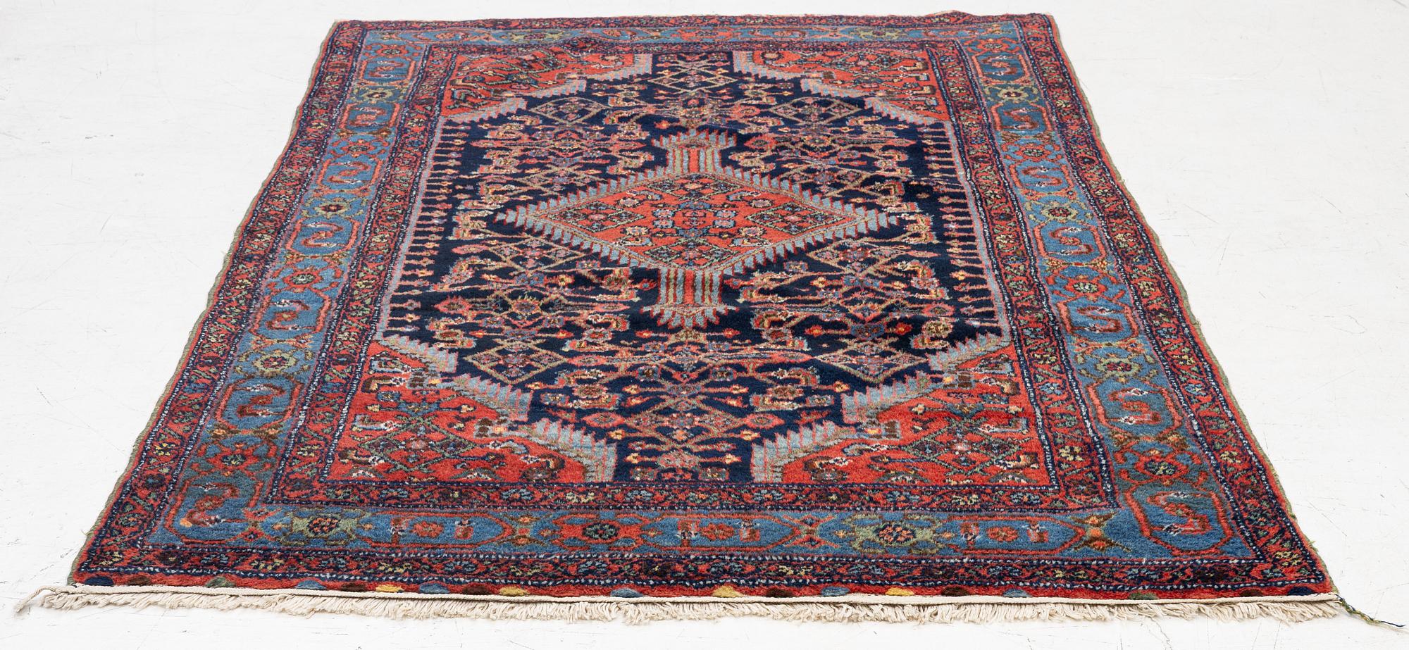 Matta, antik Hamadan, nordvästra Persien, ca 190 x 132 cm.