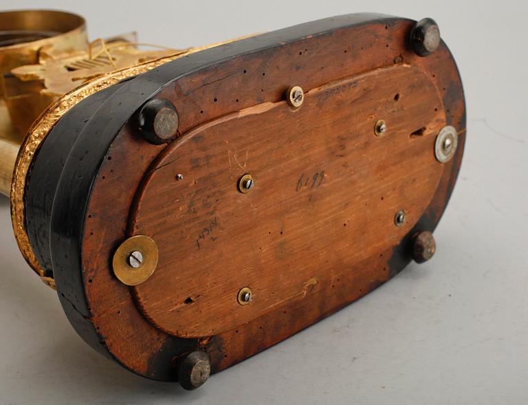 BORDSPENDYL, förgylld brons, med speldosa, 1800-tal.