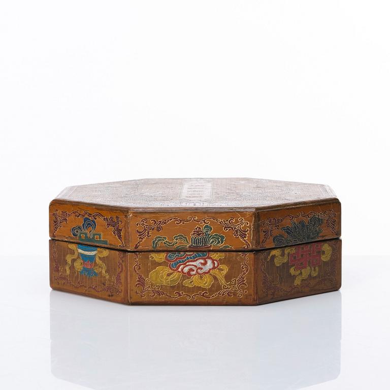 A Chinese lacquer treasure/curio box with cover, Qing dynasty with Qianlong mark to cover.