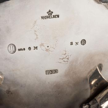 KAFFE- OCH TESERVIS, 4 delar. Silver, firma Michelsen. Köpenhamn 1931. Rokokostil. Ca 3500g.