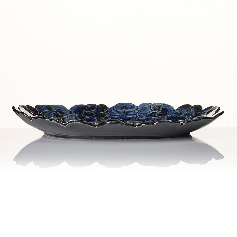 Birger Kaipiainen, a decorative stoneware dish, Arabia, Finland 1960s.