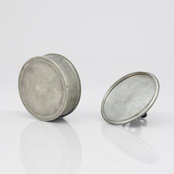 Firma Svenskt Tenn, Nils Fougstedt and Björn Trägårdh, two pewter boxes, Stockholm 1929 and 1932.