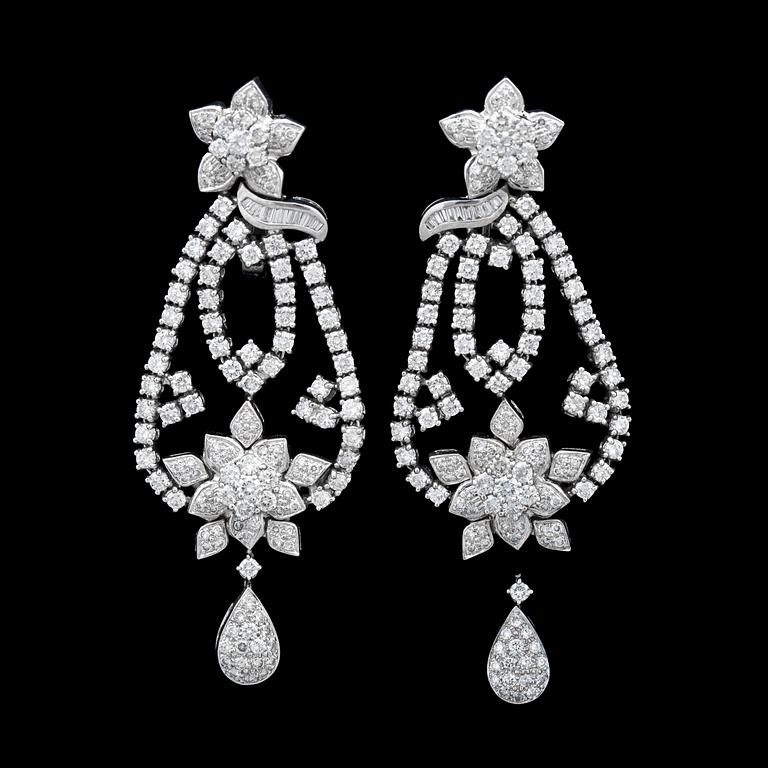 A pair of different cut diamond earrings, tot. app. 7 cts.