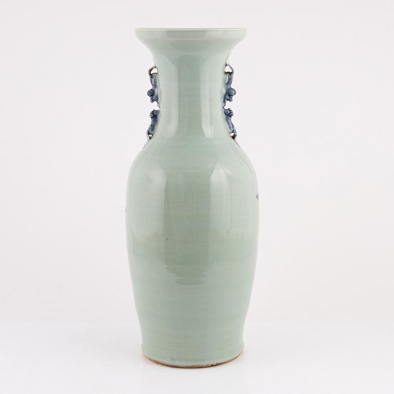 A Chinese porcelain vase, Qing dynasty, late 19th Century.