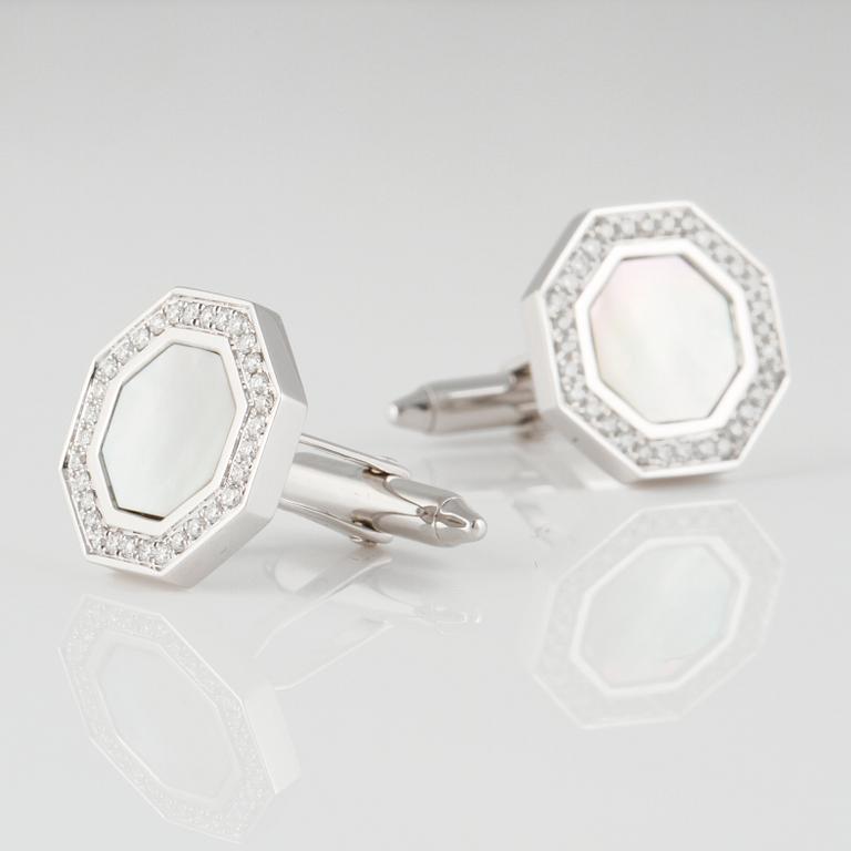 MANSCHETTKNAPPAR, 18K vitguld med briljantslipade diamanter 0.42 ct samt pärlemor. Vikt 8,5 gram.