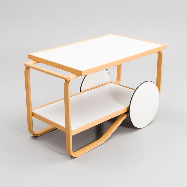 ALVAR AALTO, A TEA TROLLEY. Model 98. 1980s.