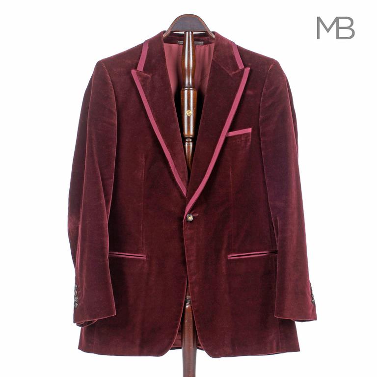 GUCCI, a burgundy velvet men's dinner jacket and pants, size 50.