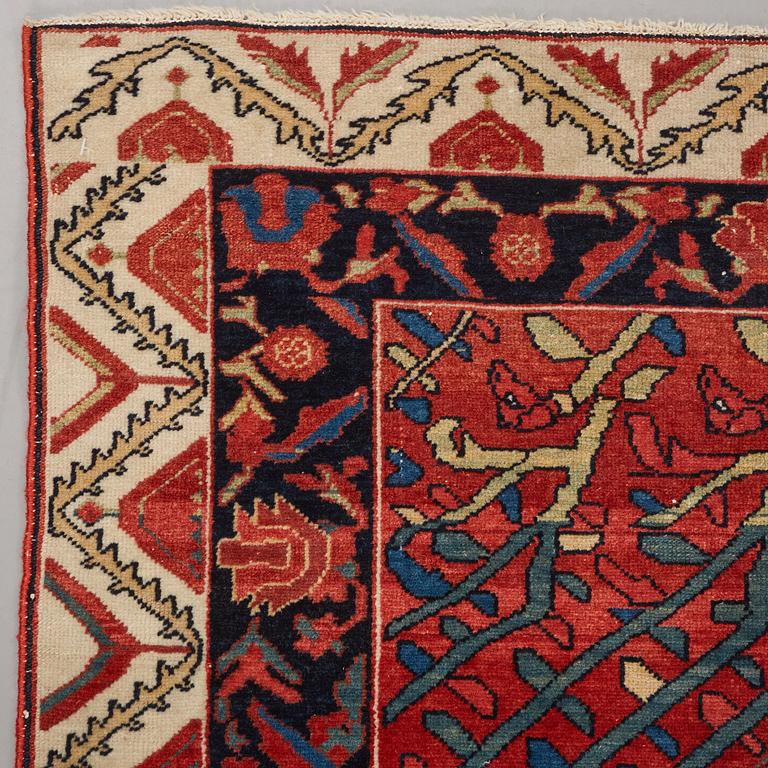 A RUG, a semi-antique Sarouk probably, ca 193 x 141,5 cm (as well as one end with 1 cm flat weave).