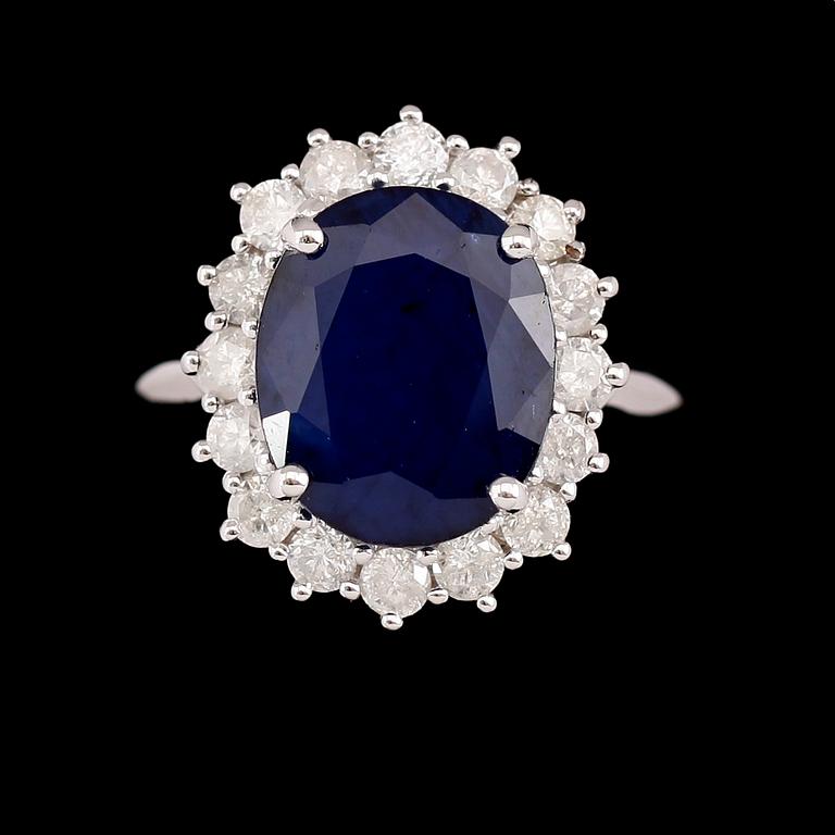 RING, 10 k vitguld, safir ca 6.00 ct, briljantslipade diamanter tot ca 1.07 ct.
