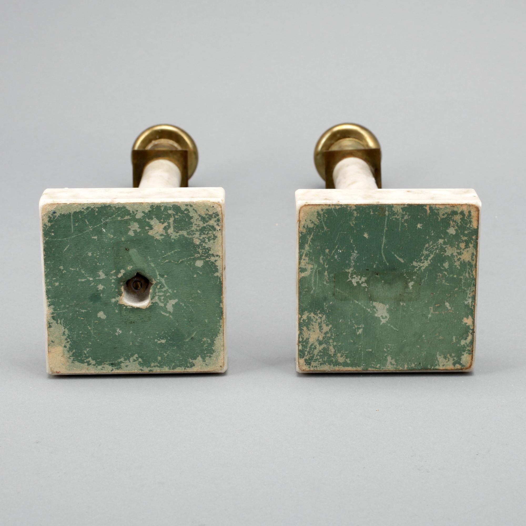 LJUSSTAKAR, ett par. Marmor och mässing. 1800-tal.