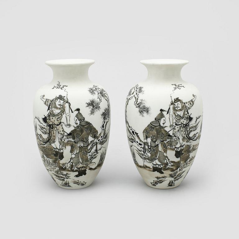 VASER, ett par, porslin, Kina, 1900/2000-tal.