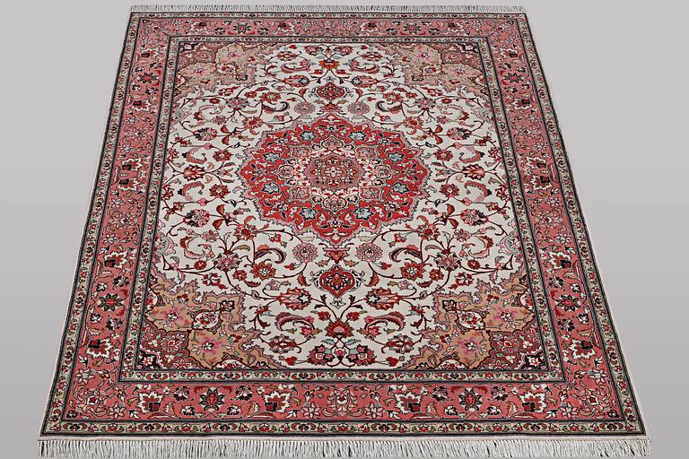 A rug, Tabriz, part silk, 50 Raj, ca 210 x 158 cm.