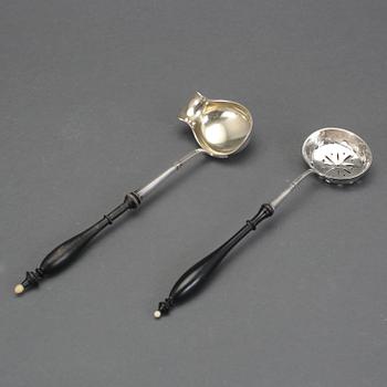 SÅSSKED OCH STRÖSOCKERSKED, silver. Bl a Johan Gottfrid Åhlén, Enköping 1896. Vikt ca 61 gram.