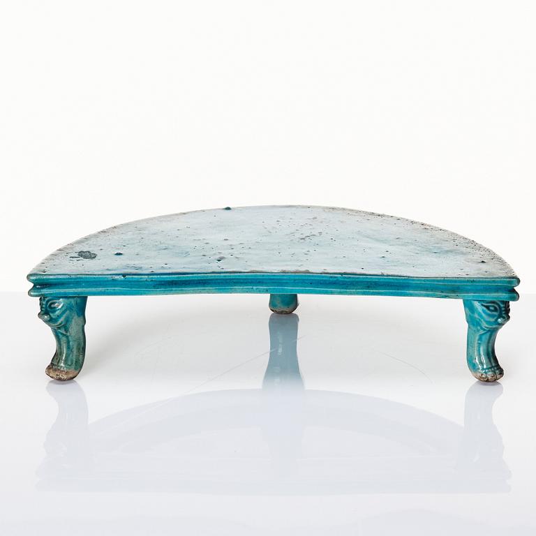 A turquoise glazed table/stand, Qing dynasty, Kangxi (1662-1722).