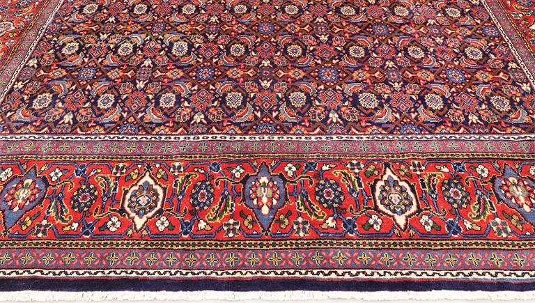 A Sarouk carpet, c. 406 x 302 cm.