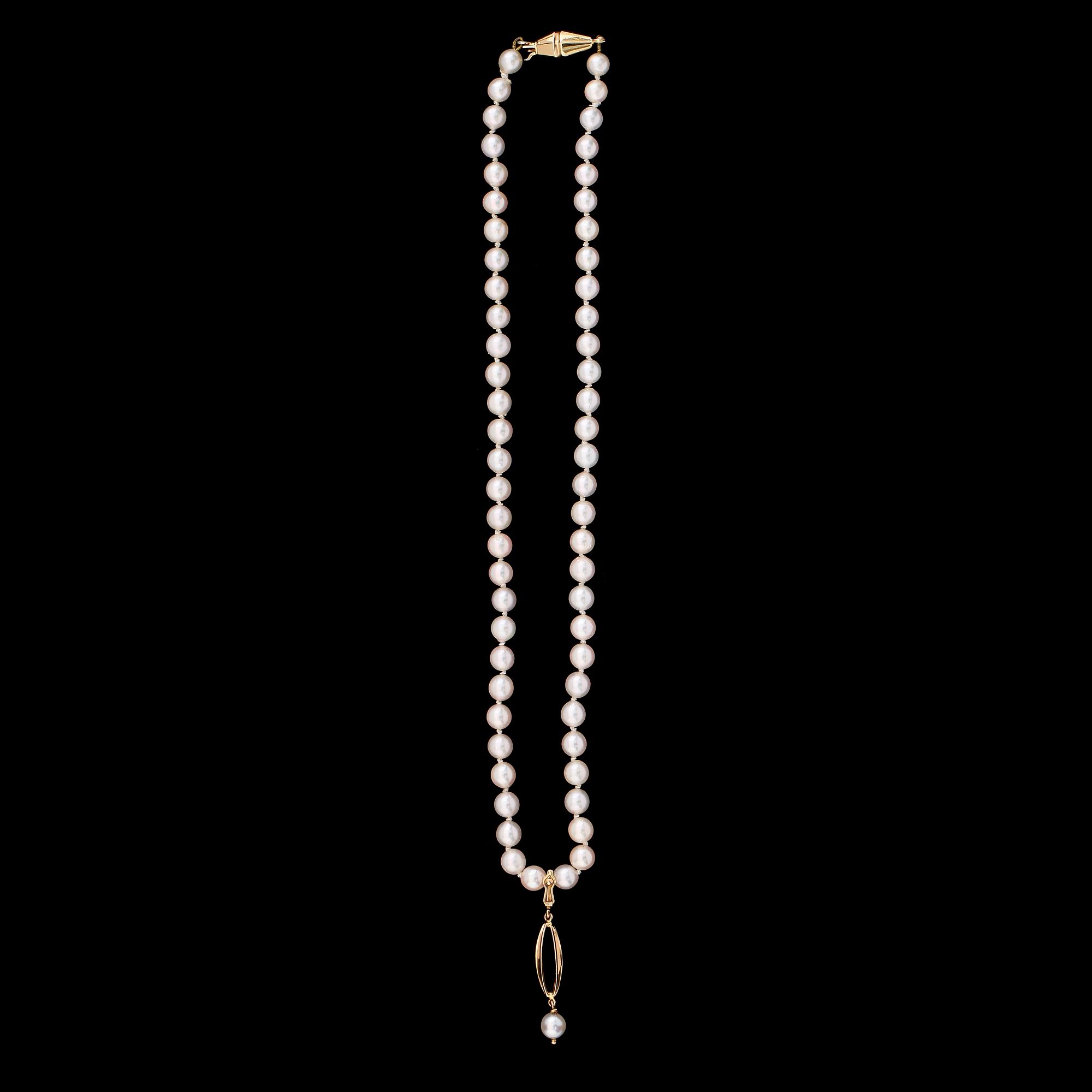 COLLIER MED HÄNGE, odlade pärlor, hänge och lås 18K guld.