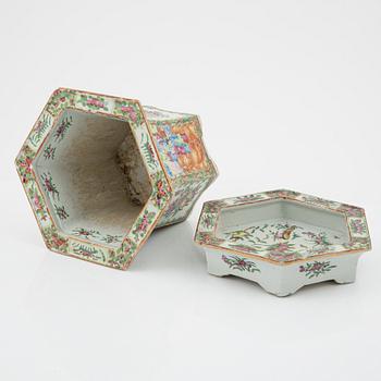 A famille rose Canton flower pot with stand, Qingdynasty, 19th Century.