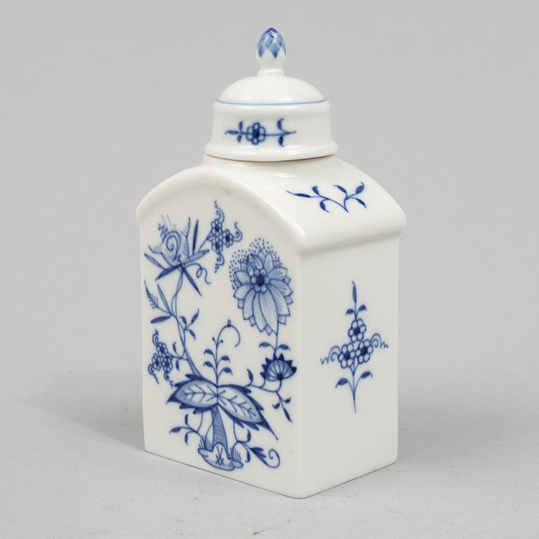 Tea caddy and three dishes, "Zwiebelmuster/Onion Pattern" , Meissen.