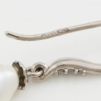 Earrings 18K white gold with cultured baroque freshwater pearls and brilliant-cut diamonds.