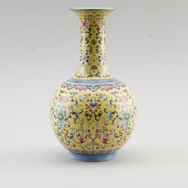 VAS, porslin, Kina, sannolikt 1900-tal.