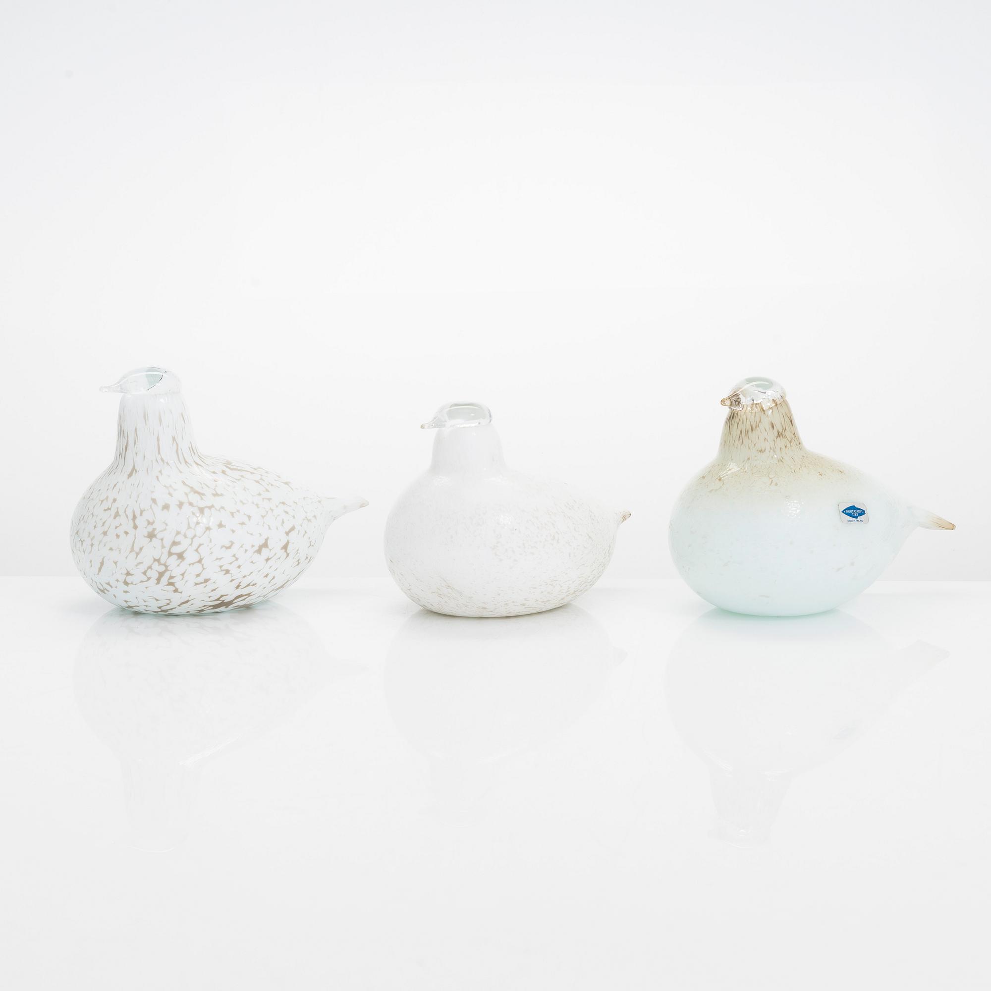 Oiva Toikka, three glass birds with egg, signed O. Toikka Nuutajärvi.