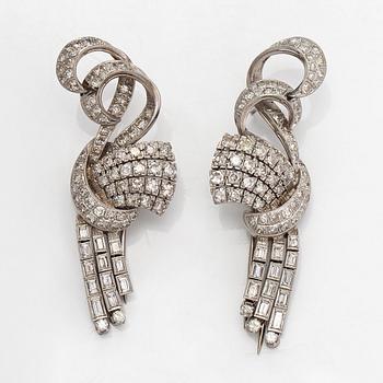 A pair of platina palladium earrings/brooches with dimaonds ca. 3.80 ct in total.