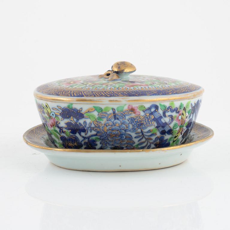 Smör terrin med lock och fat, porslin. Qingdynastin, 1700-tal.