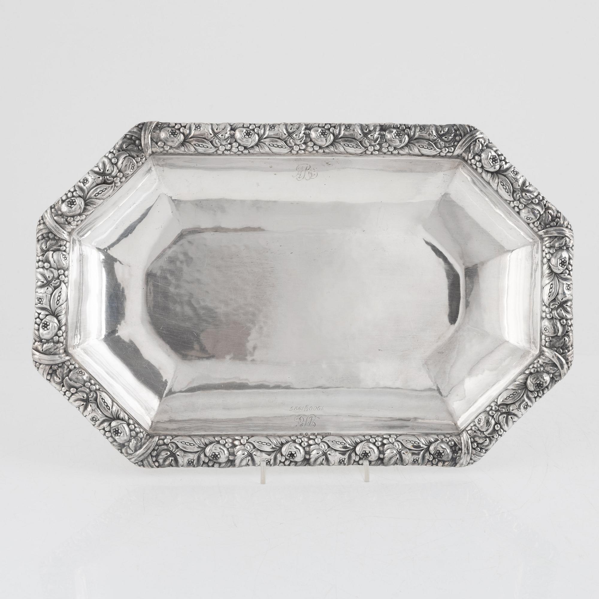 A silver dish, CG Hallberg, Stockholm, 1920.