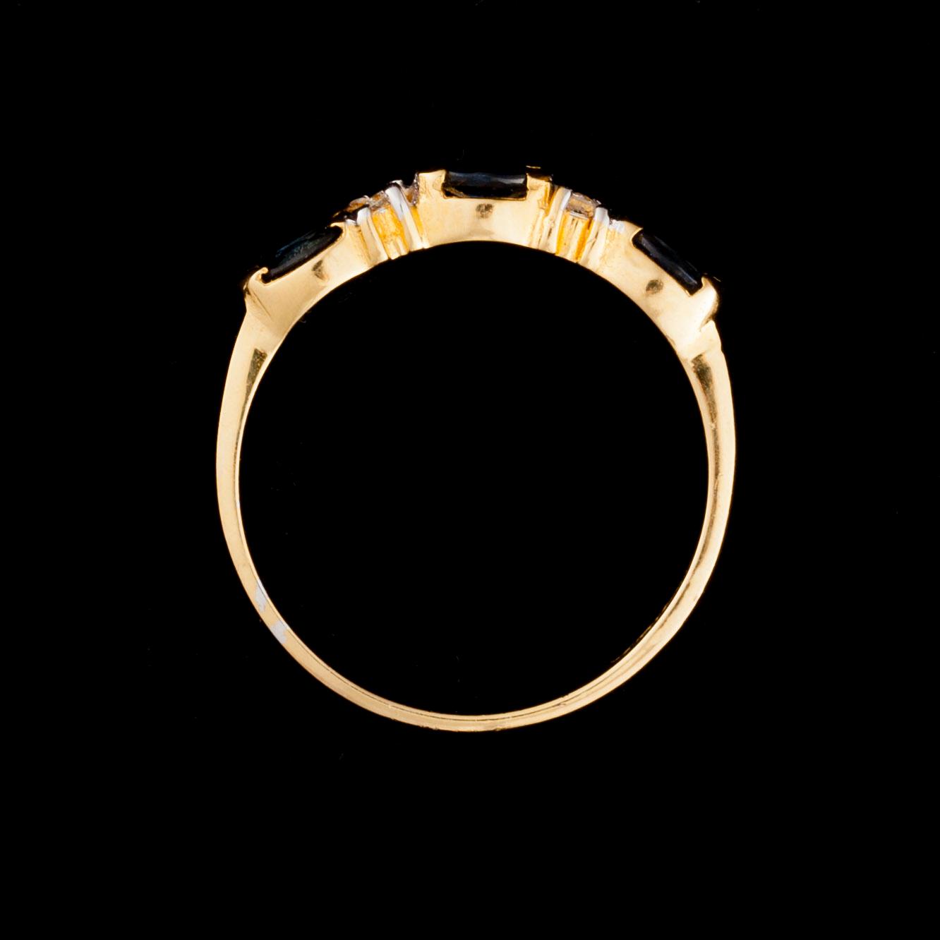 RING, 14K guld, 3 markisslipade safirer, 2 diamanter tot. 0,01 ct. Finska importstämplar 1992. Vikt 1,4 g.
