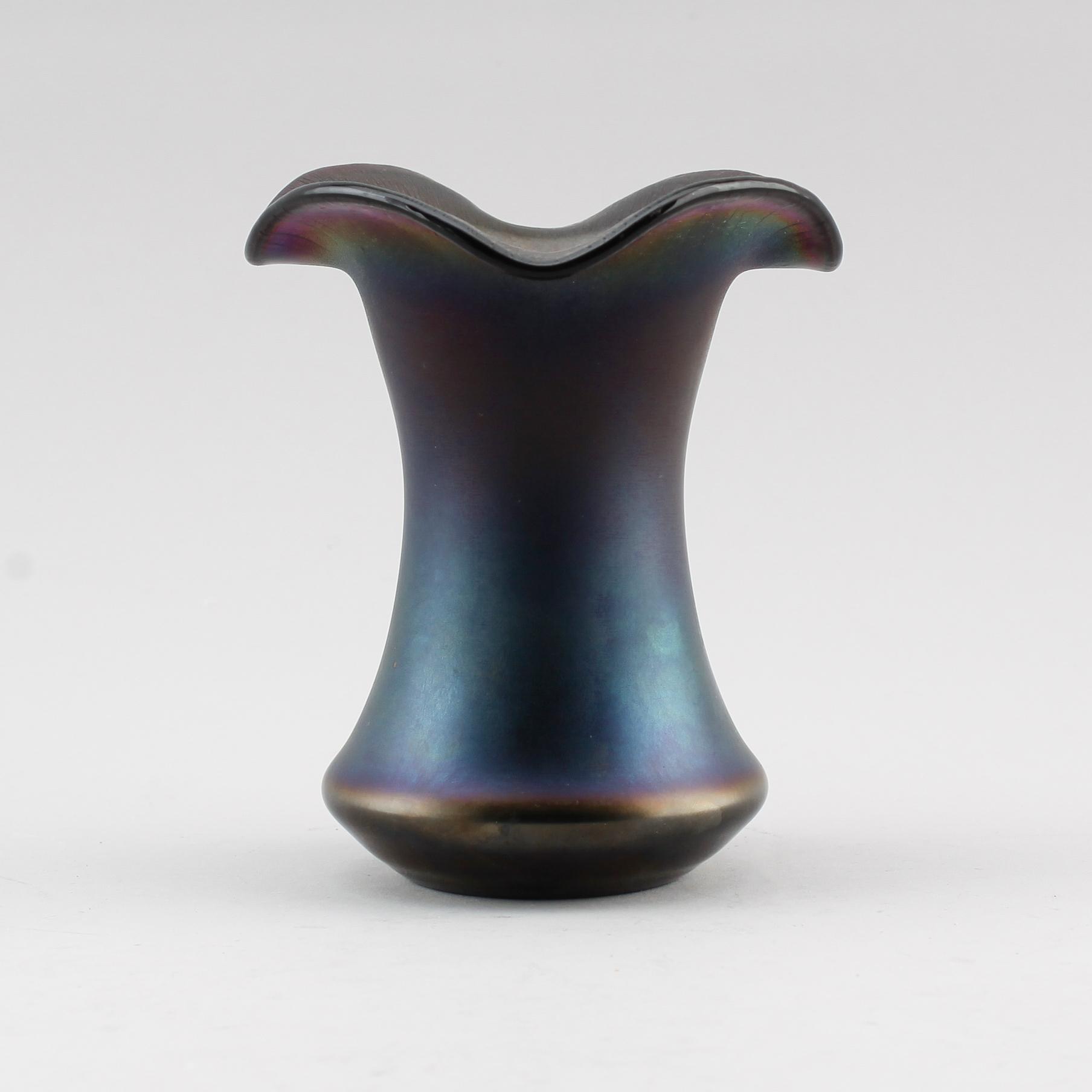 VAS, glas, möjligen Steuben, Amerika, 1900-talets första hälft.