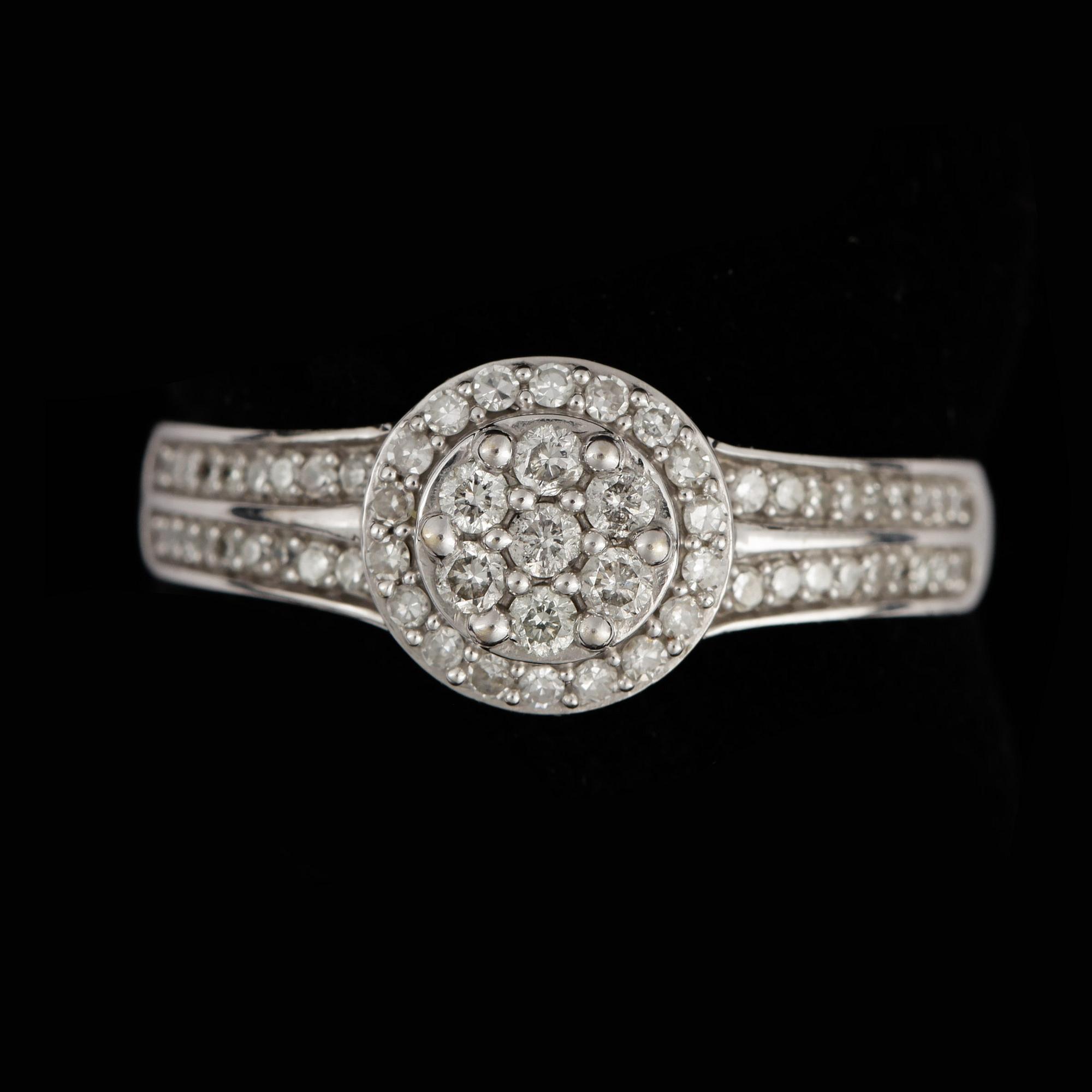 RING, 18k vitguld med briljantslipade diamanter, tot ca 0,35 ct. Vikt ca 3,3 gram.