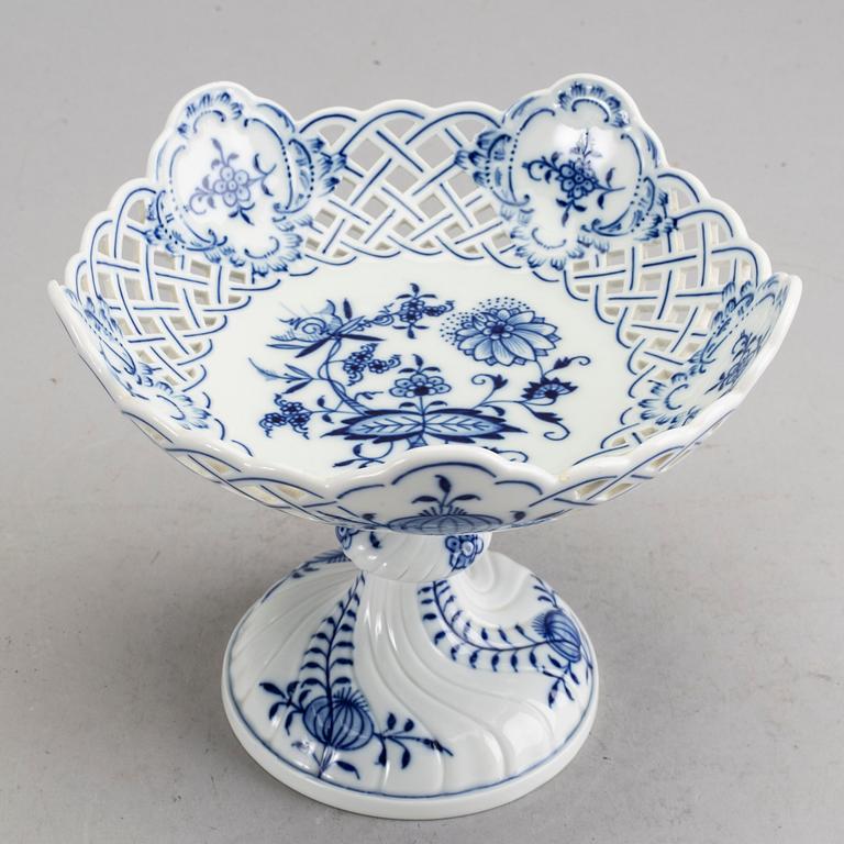 SERVISDELAR, 19 st, porslin, "Lökmönstret", Meissen, Tyskland,