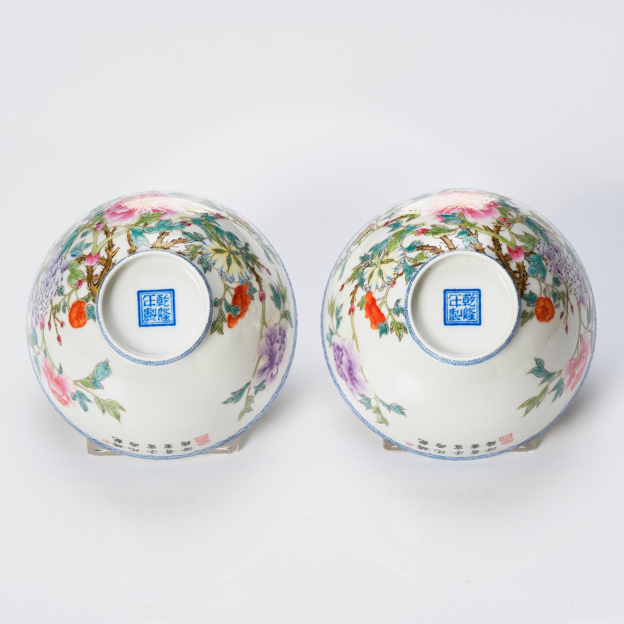 A pair of Chinese bowls, 20th Century.