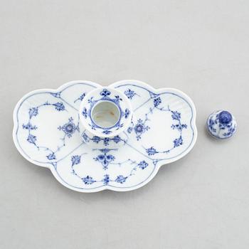 Tekanna, två kaffekoppar på fat, cremekopp och skrivställ, porslin, "Musselmalet", Royal Copenhagen, 1898-1923.