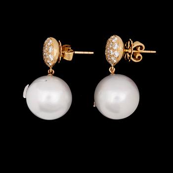 EARRINGS, cultured South sea pearls, 15,2 mm, and brilliant cut diamonds, tot. app. 1.20 cts.