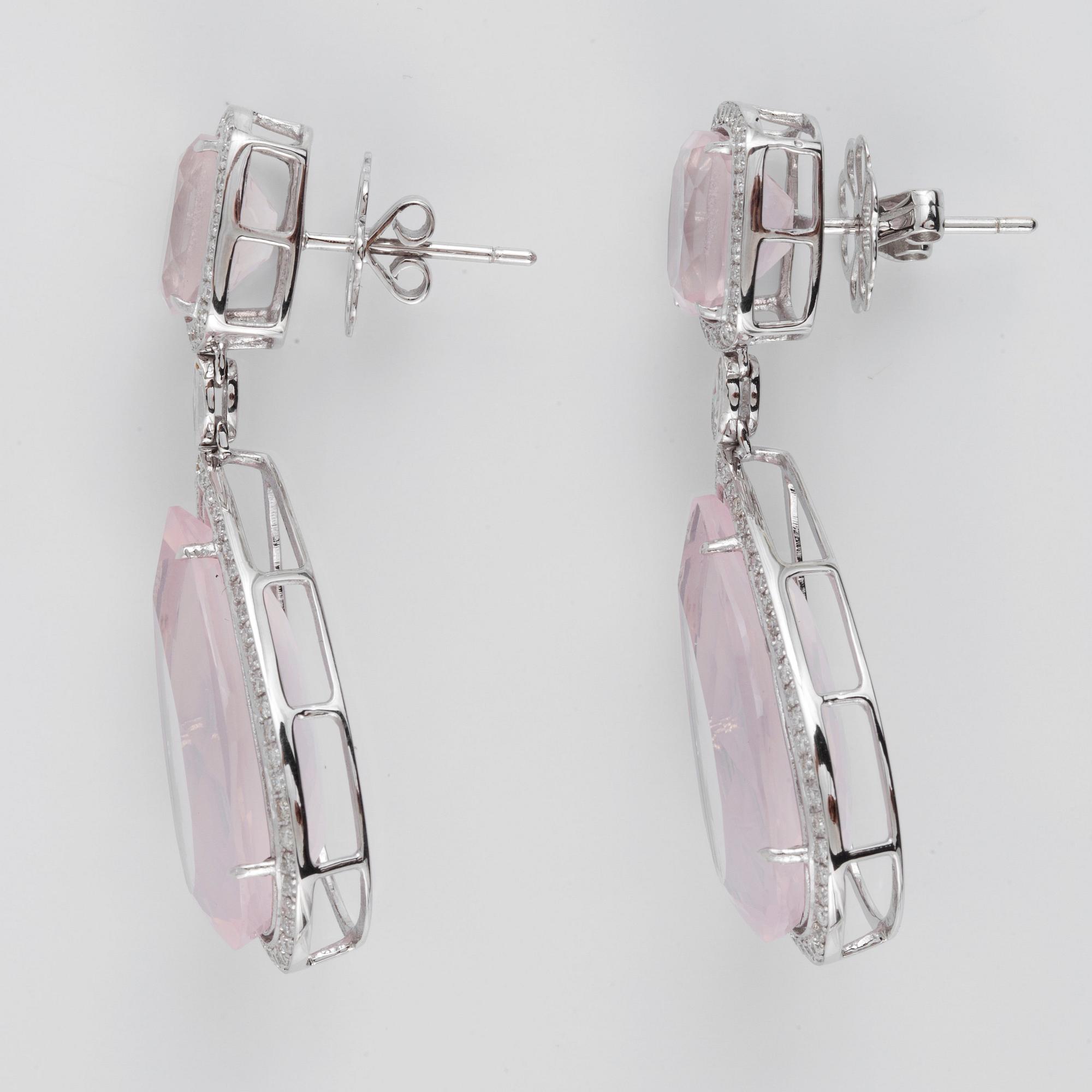 ÖRHÄNGEN med rosenkvarts, cirka 34.00 ct och briljantslipade diamanter cirka 1.32 ct.