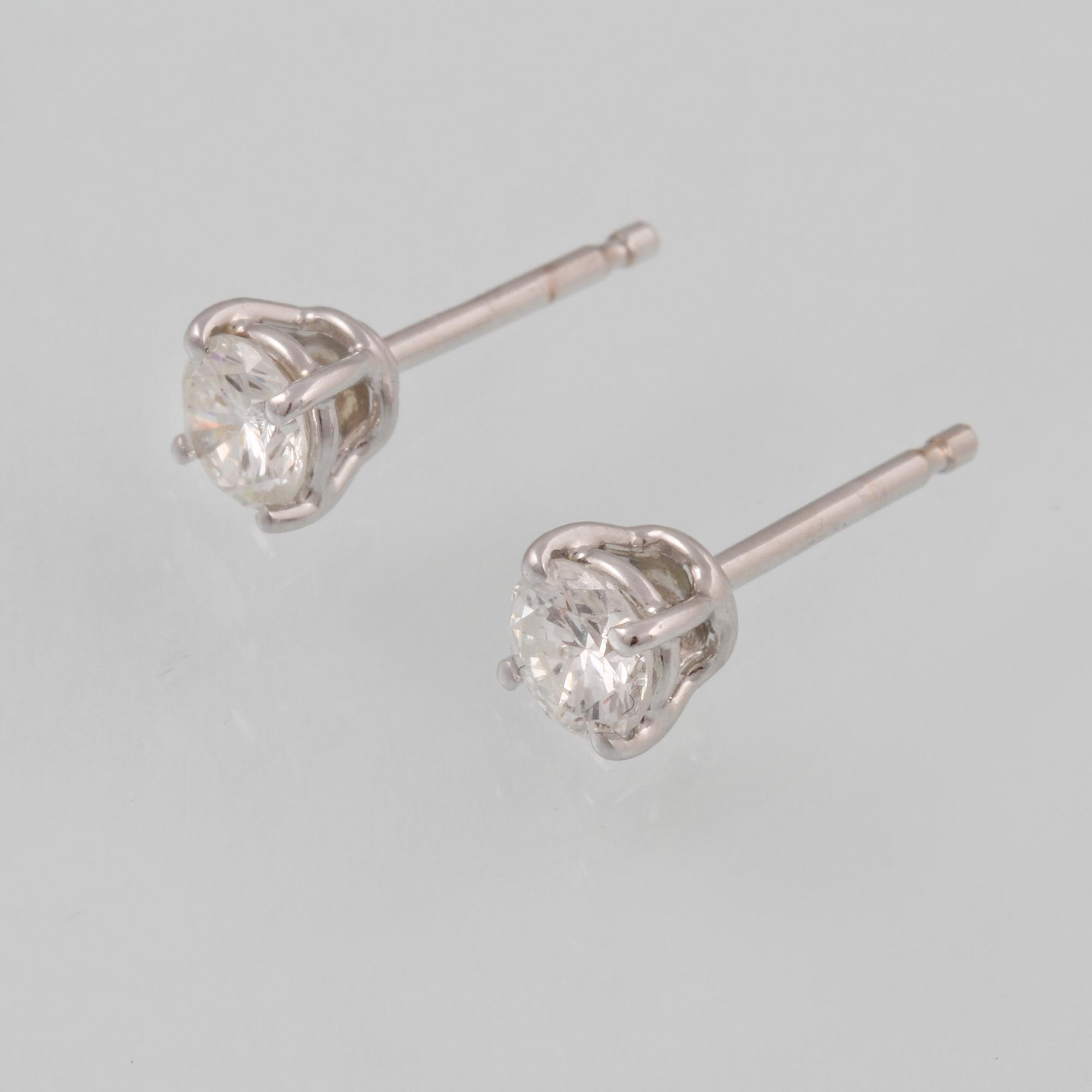 ÖRHÄNGEN, 18K vitguld med briljantslipade diamanter ca 0.67 ct. Vikt  1,6 gram.
