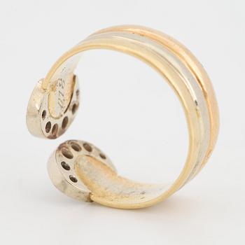 Brilliant-cut diamond 18K gold ring.