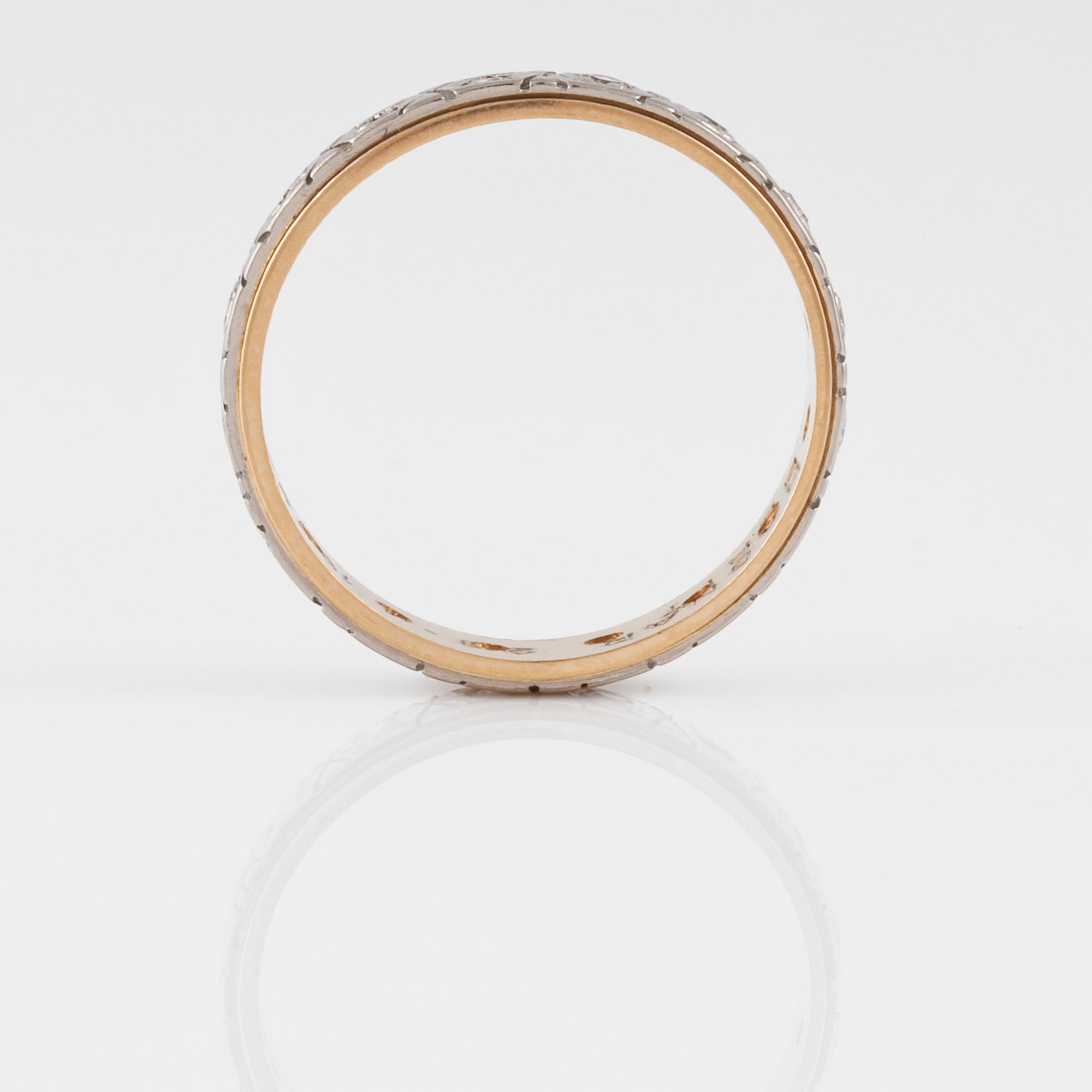 RING, 18K guld och vitguld med åttkantslipade diamanter 0.16 ct, Gustav Dahlgren & Co, Malmö, 1972. Vikt 2,9 gram.