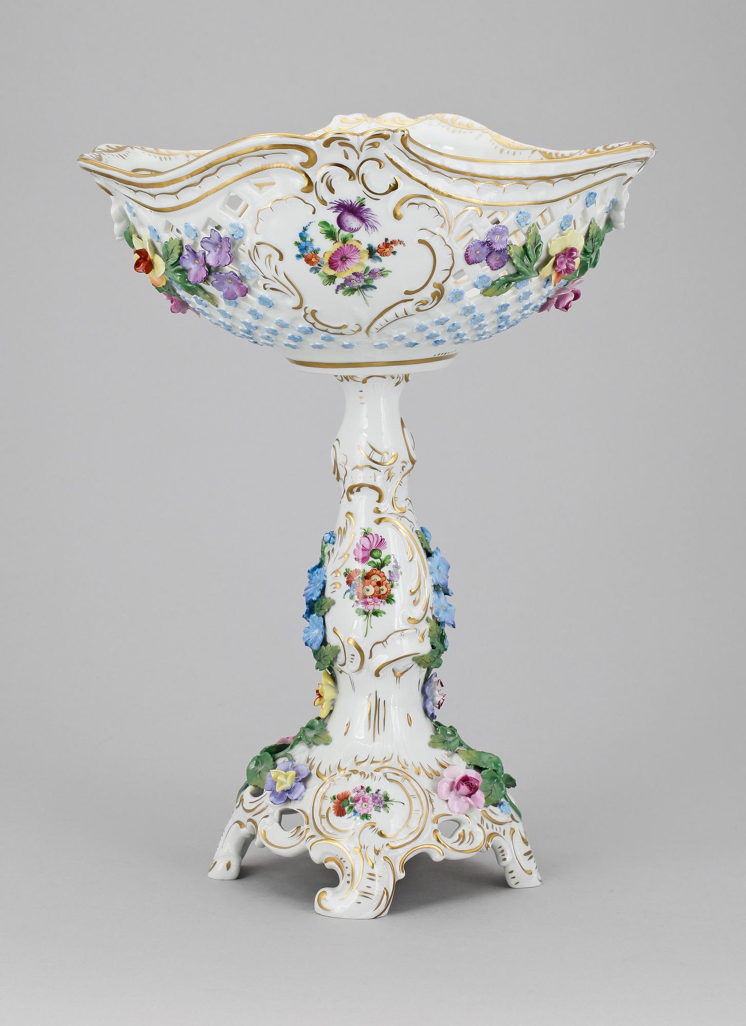 PRAKTSKÅL, porslin, rokokostil, Dresden, 1900-talets mitt.