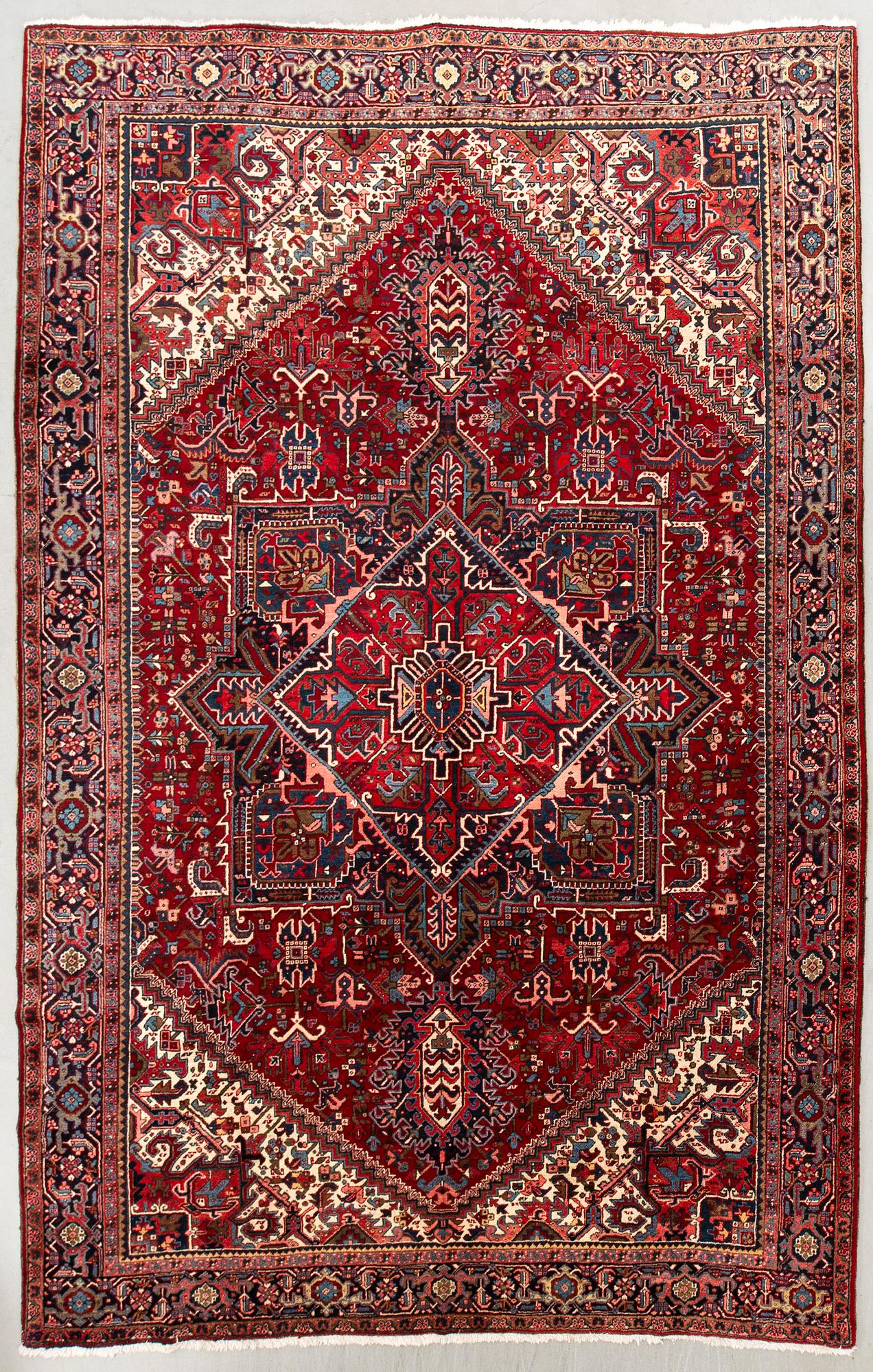 Carpet, semi-antique Heriz, northwestern Persia, approx. 390 x 305 cm.